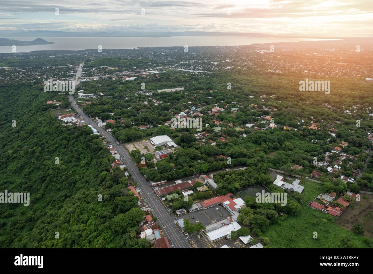 Sonnenaufgang über der Stadt managua in Mittelamerika aus der Luft Stockfoto