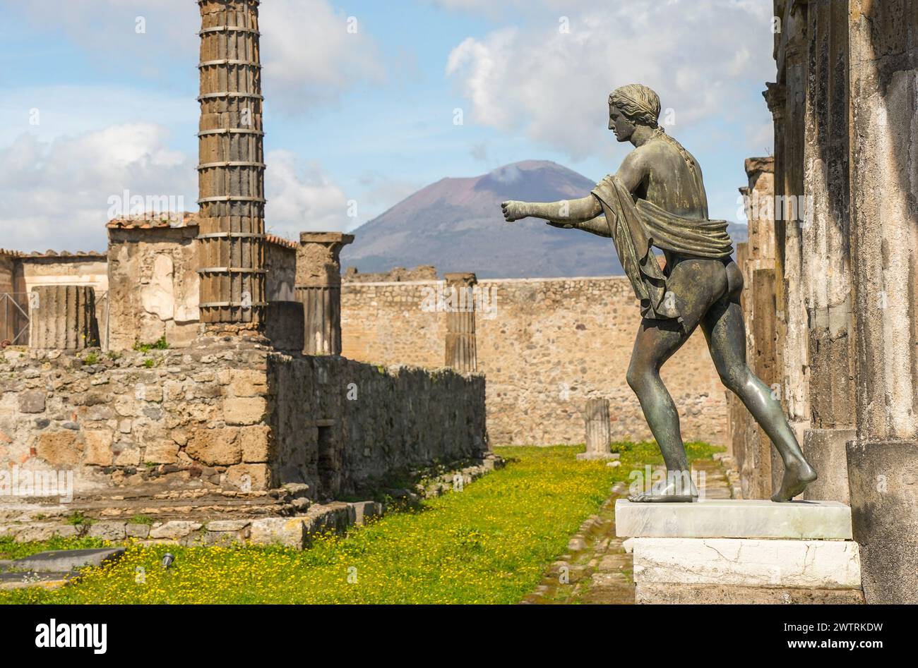 Apollo-Tempel in der antiken römischen Stadt Pompeji, mit dem Vesuv-Vulkan im Hintergrund, Neapel, Italien Stockfoto