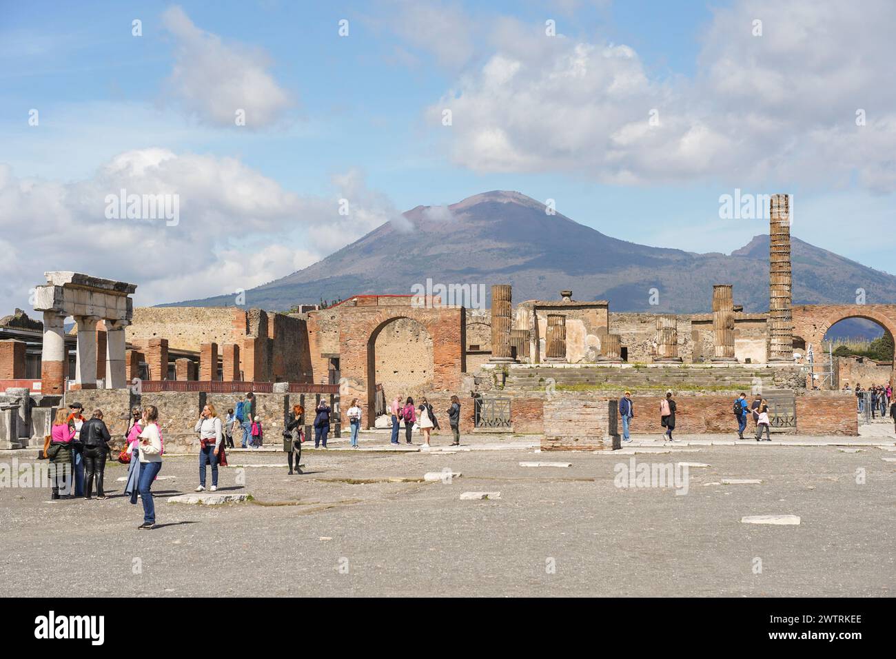 Tempel des Jupiters, am Pompeji Forum Platz, Zentrum des Lebens im alten Pompeji, mit Vesuv-Vulkan im Hintergrund, Neapel, Italien Stockfoto