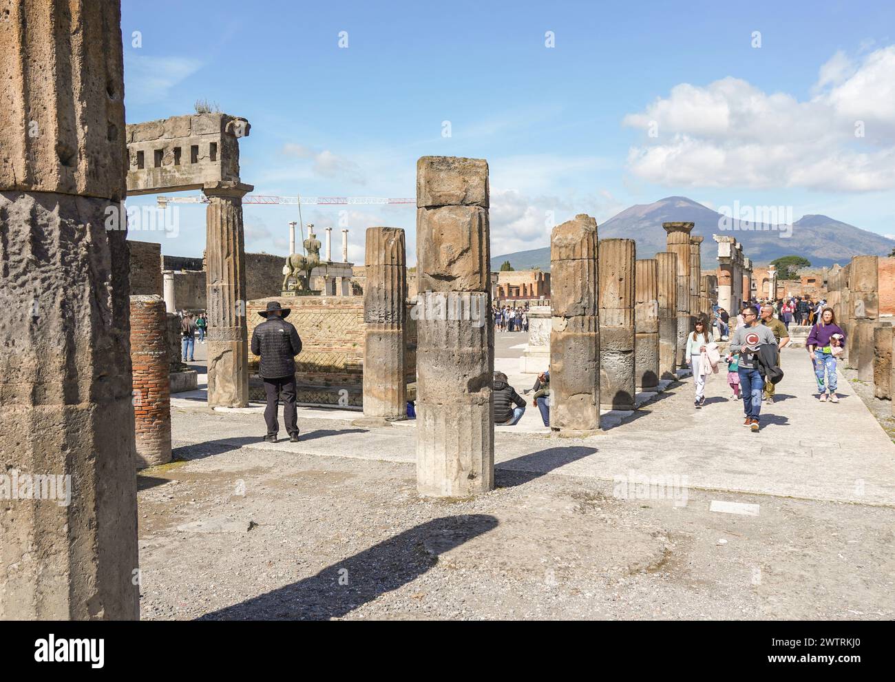 Forum Pompeji, Zentrum des Lebens im antiken Pompeji, mit dem Vulkan Vesuv im Hintergrund, Neapel, Italien Stockfoto