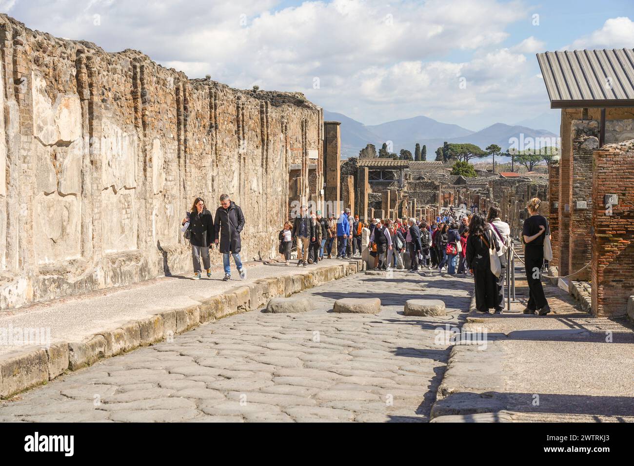 Pompeji Italien, Straße im antiken Pompeji, gepflastert während der römischen Zeit mit großen polygonalen Steinblöcken, Neapel, Italien, Europa. Stockfoto