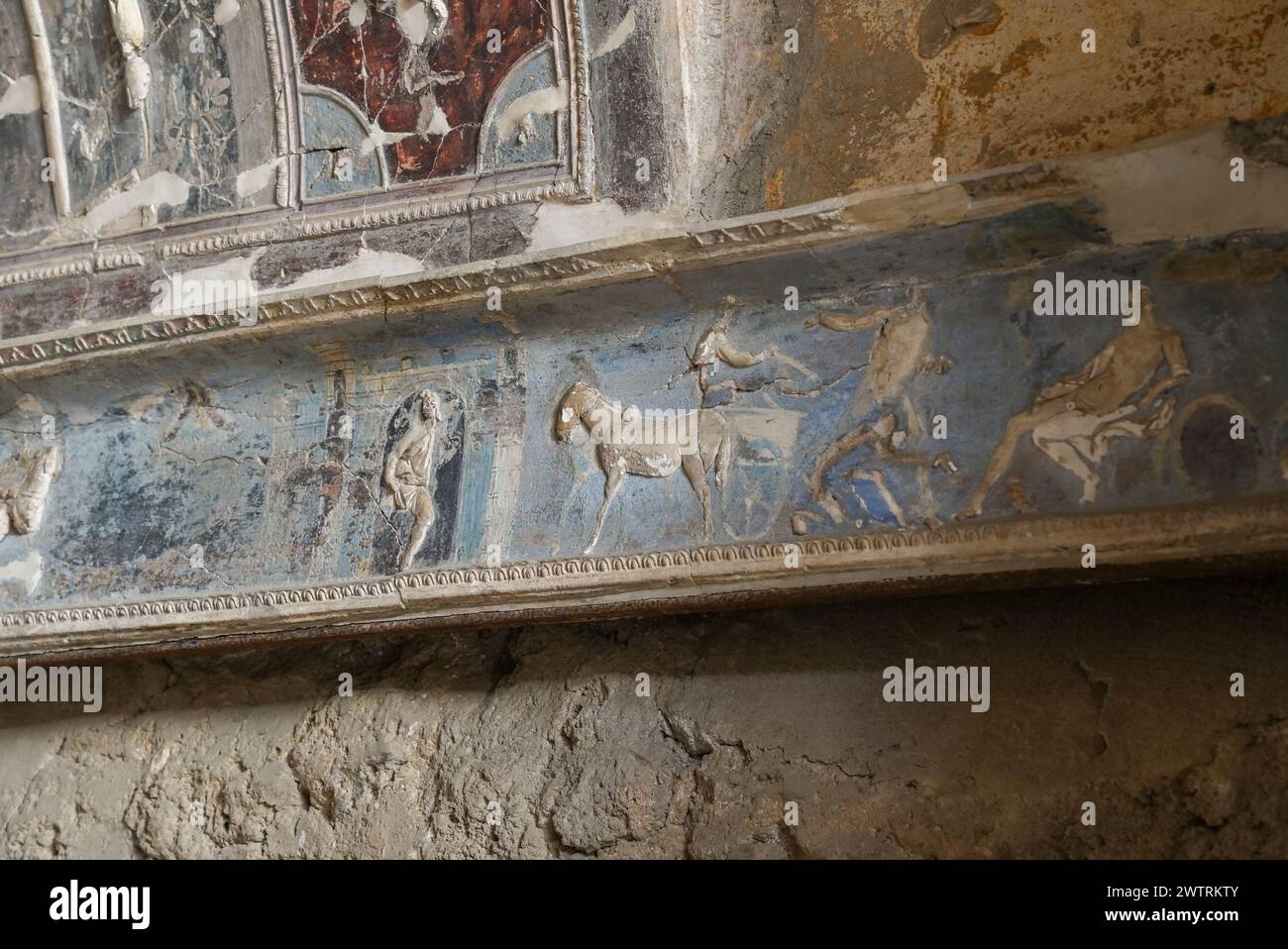 Fresken und Skulpturen in einem römischen Haus in der antiken Stadt Pompeji, Neapel, Italien Stockfoto