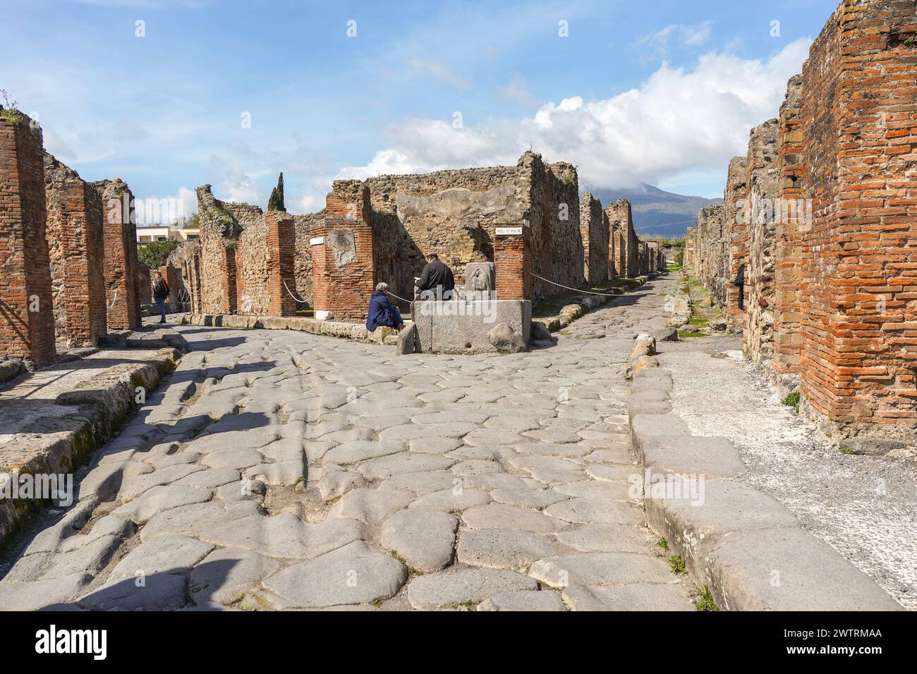 Pompeji Italien, Straße im antiken Pompeji, gepflastert während der römischen Zeit mit großen polygonalen Steinblöcken, Neapel, Italien, Europa. Stockfoto