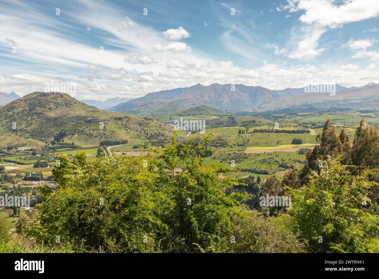 Blick von der Crown Range mit Blick auf das Wakatipu Basin, eine Ebene umgeben von Bergen im Queenstown Lakes District im Süden Neuseelands. Stockfoto