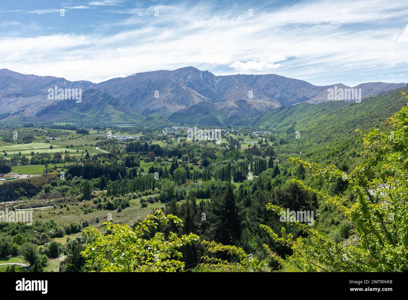 Blick von der Crown Range auf das Wakatipu Basin, eine Ebene umgeben von Bergen im Queenstown Lakes District im Süden Neuseelands. Stockfoto
