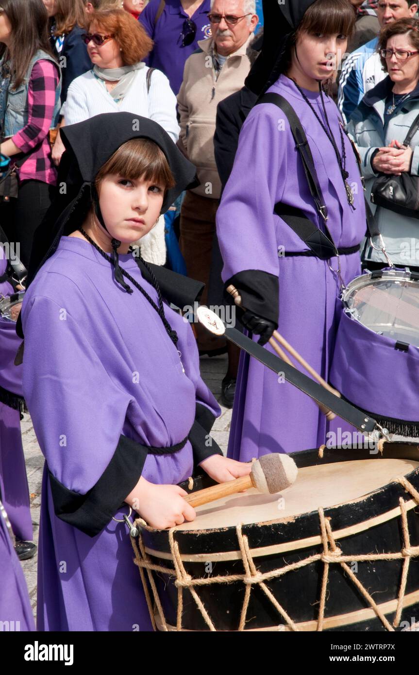 Mädchen spielen Trommel, La Soledad Prozession, Karwoche. Plaza de Oriente, Madrid, Spanien. Stockfoto