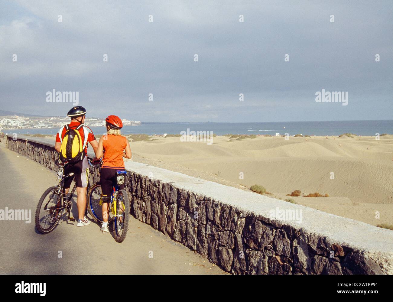 Paare mit Fahrrädern in Maspalomas, Gran Canaria, Kanarischen Inseln, Spanien. Stockfoto