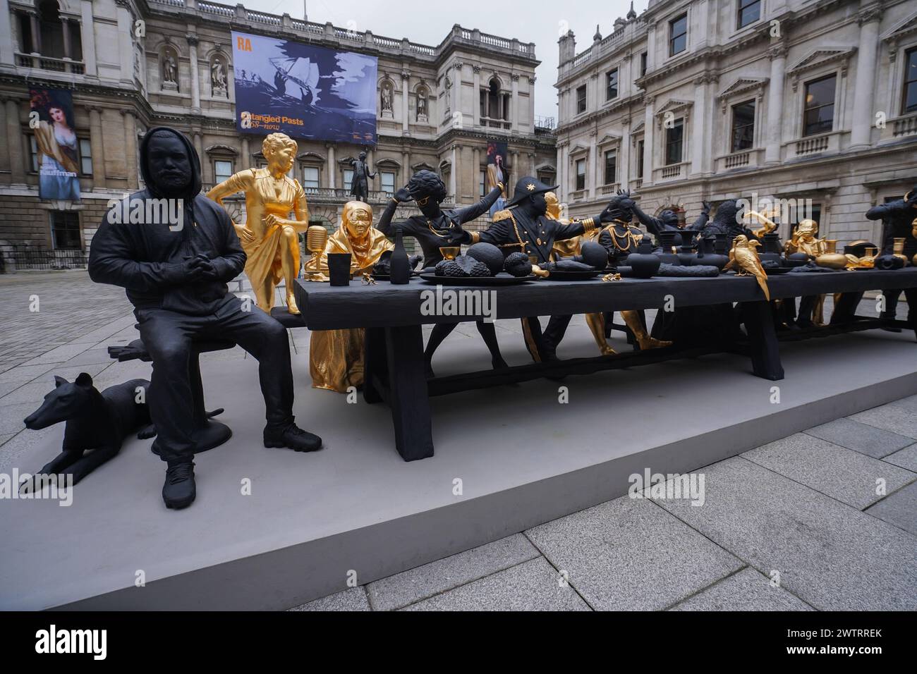 Royal Academy of Arts: Das erste Abendmahl (Galaxy Black), 2023 Bronze, schwarze Patina und Blattgold von Tavares Strachan als Teil von verschränkten Pasten Stockfoto