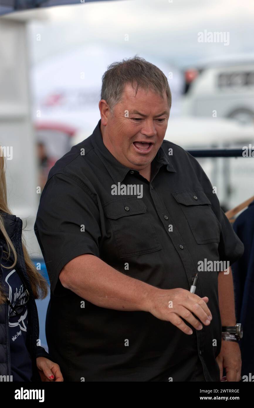 Mike Brewer begrüßt Fans an seinem Stand beim Silverstone Festival 2023 Stockfoto