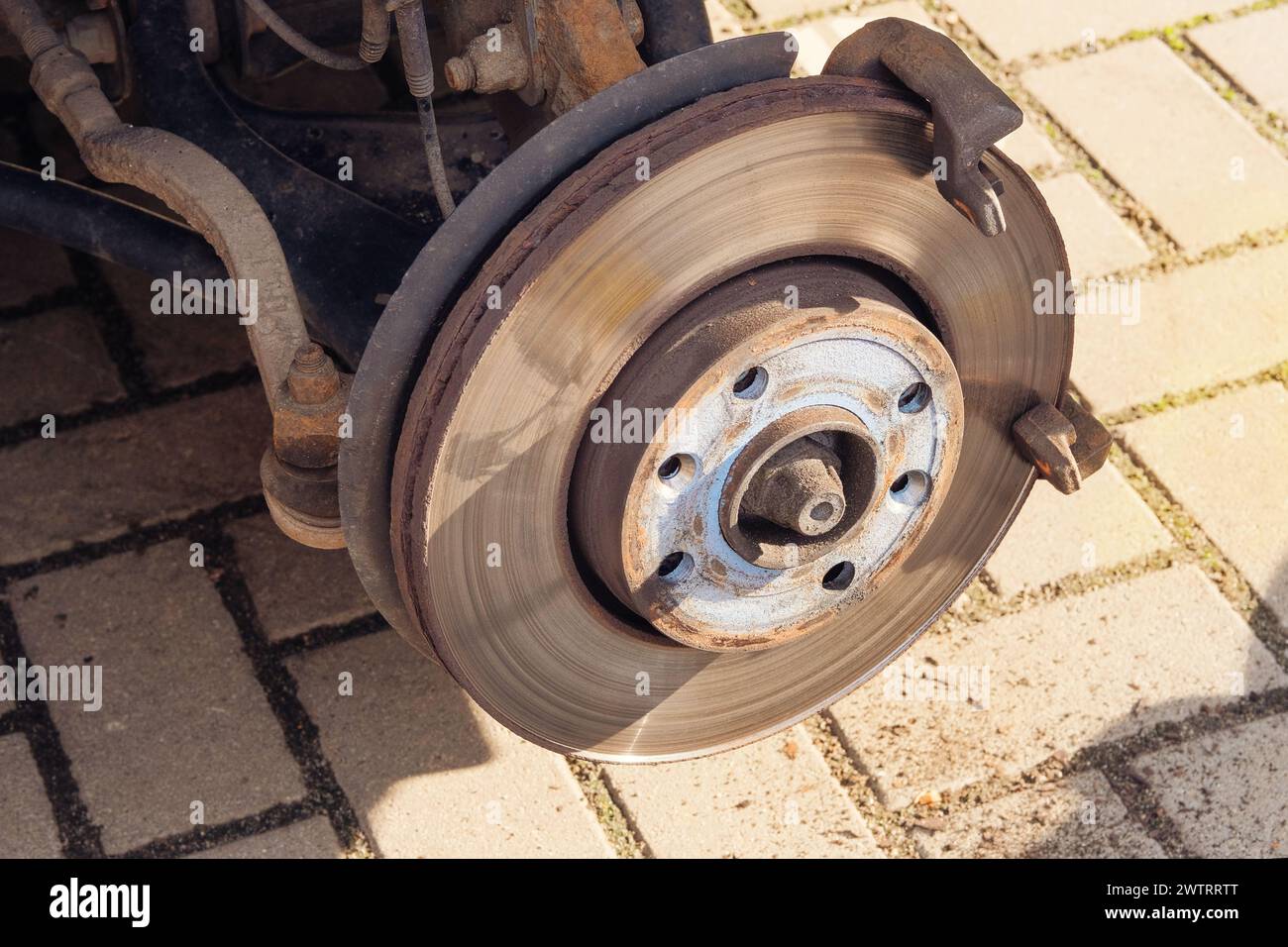 Autoreparaturkonzept. Radauswuchten oder Reparatur und Austausch des automatischen Reifens. Techniker reparieren das Rad. Stockfoto