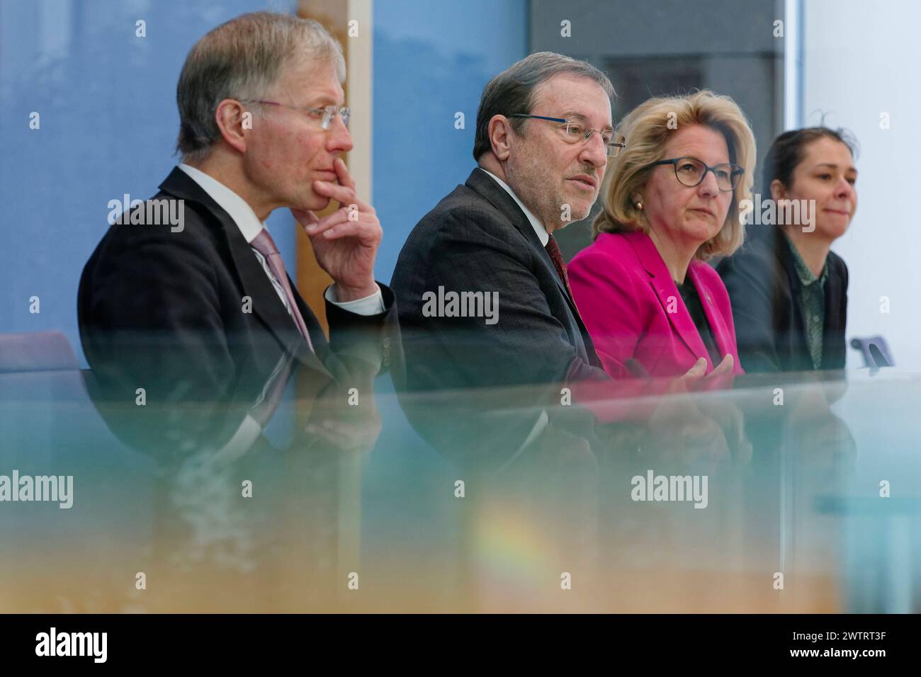 Deutschland, Berlin - Bundespressekonferenz: Vorstellung des UNDP-Berichts über die menschliche Entwicklung 2024 2023/2024 - den Stillstand durchbrechen - Kooperation in einer polarisierten Welt neu denken. Im Bild v. l. Dr. Ekkehard Griep, Vorsitzender der Deutschen Gesellschaft für die Vereinten Nationen e.V. DGVN, Achim Steiner, Leiter des VN-Entwicklungsprogramms UNDP, und Svenja Schulze SPD, Bundesministerin für wirtschaftliche Zusammenarbeit und Entwicklung. *** UN-Bericht fordert Kooperation statt Stagnation 2024 03 19 Deutschland, Stockfoto