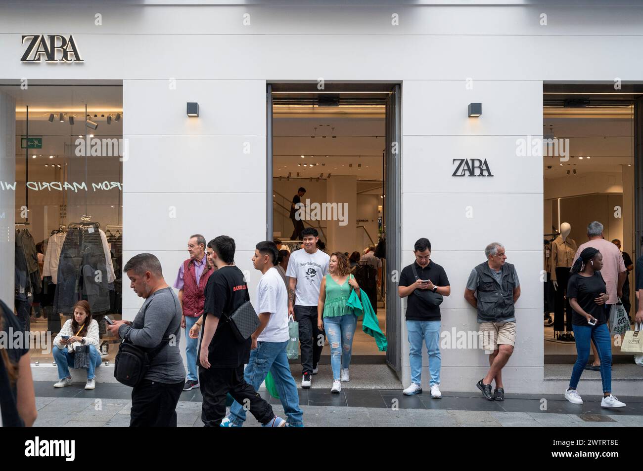 Fußgänger und Käufer werden vor dem spanischen multinationalen Bekleidungsdesign-Einzelhandelsunternehmen von Inditex, Zara, einem Geschäft in Spanien, gesehen. Stockfoto