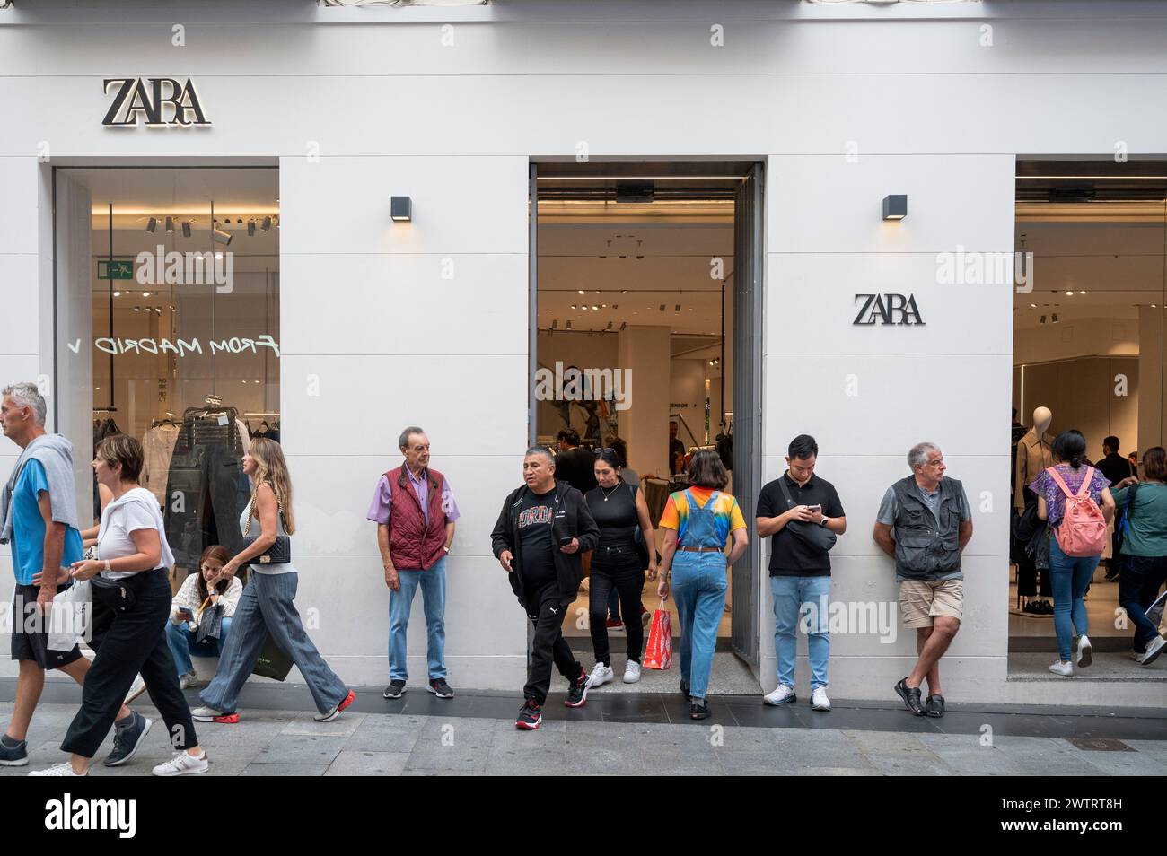 Fußgänger und Käufer werden vor dem spanischen multinationalen Bekleidungsdesign-Einzelhandelsunternehmen von Inditex, Zara, einem Geschäft in Spanien, gesehen. Stockfoto