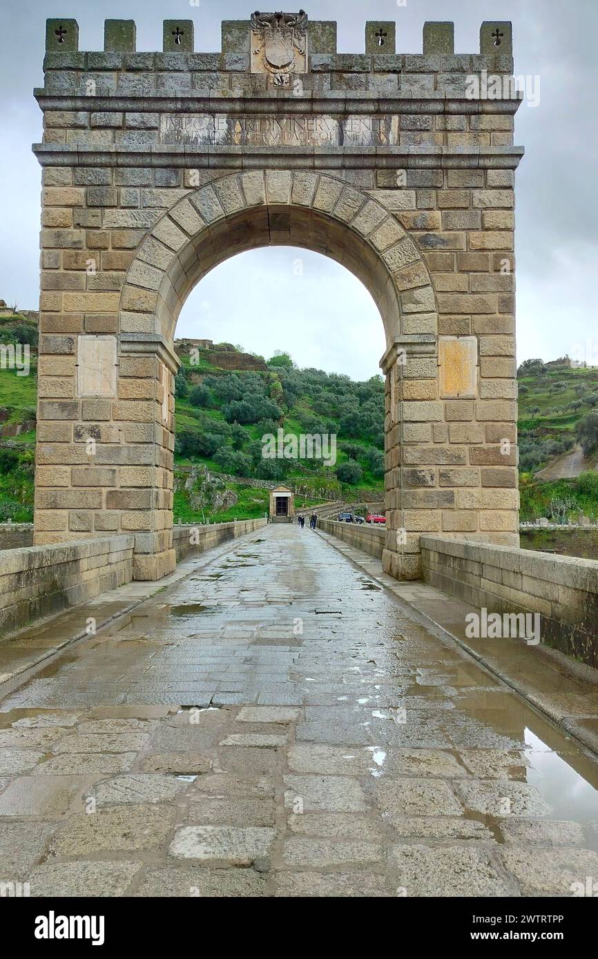Triumphbogen der Trajanbrücke in Alcantara, römische Steinbogenbrücke, kleiner römischer Tempel auf der linken Uferseite im Hintergrund, Caceres, Spanien Stockfoto