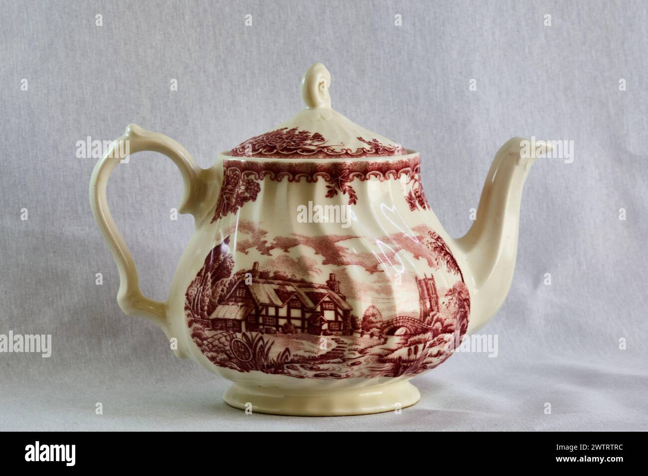 Porzellan-Teekanne mit Landschaftsmuster Stockfoto