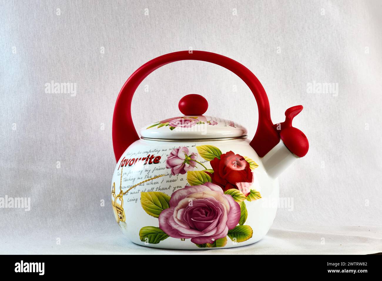 Farbenfrohe Teekanne mit bemalten Blumenmustern Stockfoto