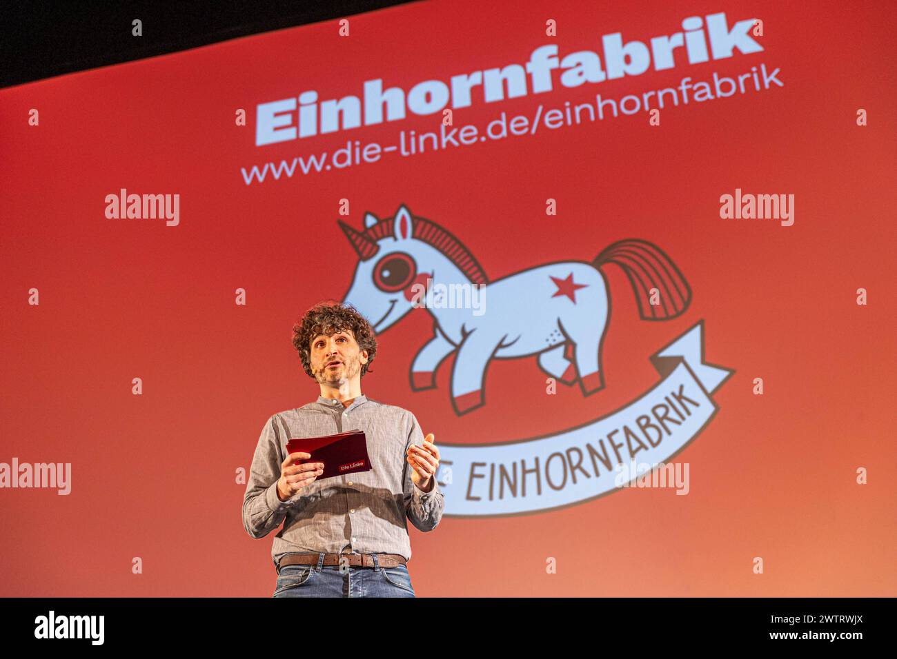 Plakatkampagne der Partei die linke zu Europawahl 2024 mit Martin Schirdewan, Katina Schubert, Ates Gürpinar , am 19.03.2024 in Berlin, Kino Babylon, Deutschland *** Plakatkampagne der Partei die linke zur Europawahl 2024 mit Martin Schirdewan, Katina Schubert, Ates Gürpinar , am 19 03 2024 in Berlin, Babylon Kino, Deutschland Stockfoto