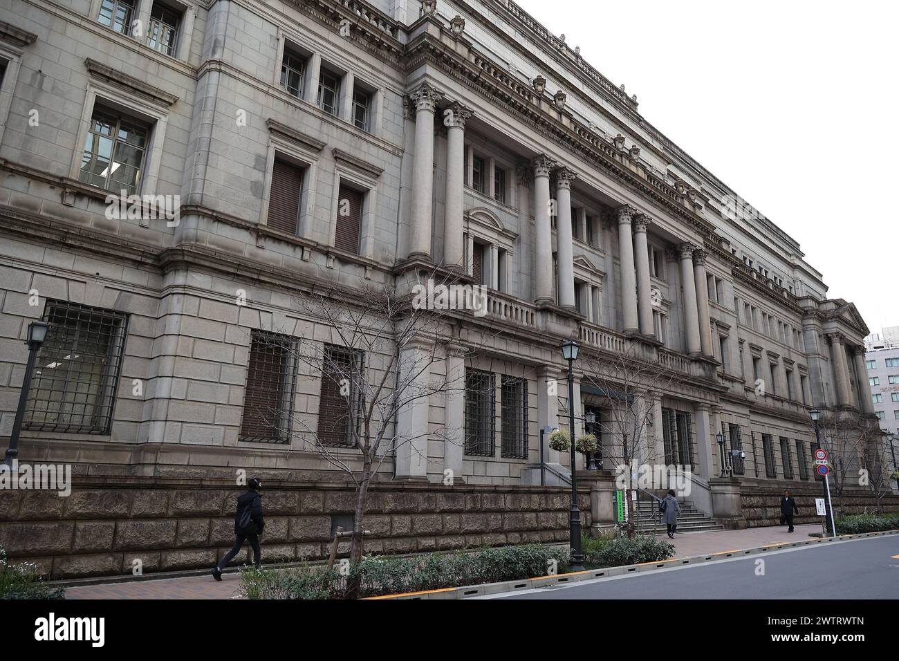 Tokio, Japan. März 2024. Ein allgemeiner Überblick über die Bank of Japan (BOJ) in der Innenstadt von Tokio. Am Dienstag beendete die Bank von Japan ihre unorthodoxen Bemühungen um eine geldpolitische Lockerung. In ihrer ersten Zinserhöhung seit 2007 empfahl die BOJ eine Spanne von null Prozent und 0,1 Prozent für kurzfristige Zinssätze. (Kreditbild: © Rodrigo Reyes Marin/ZUMA Press Wire) NUR REDAKTIONELLE VERWENDUNG! Nicht für kommerzielle ZWECKE! Quelle: ZUMA Press, Inc./Alamy Live News Stockfoto