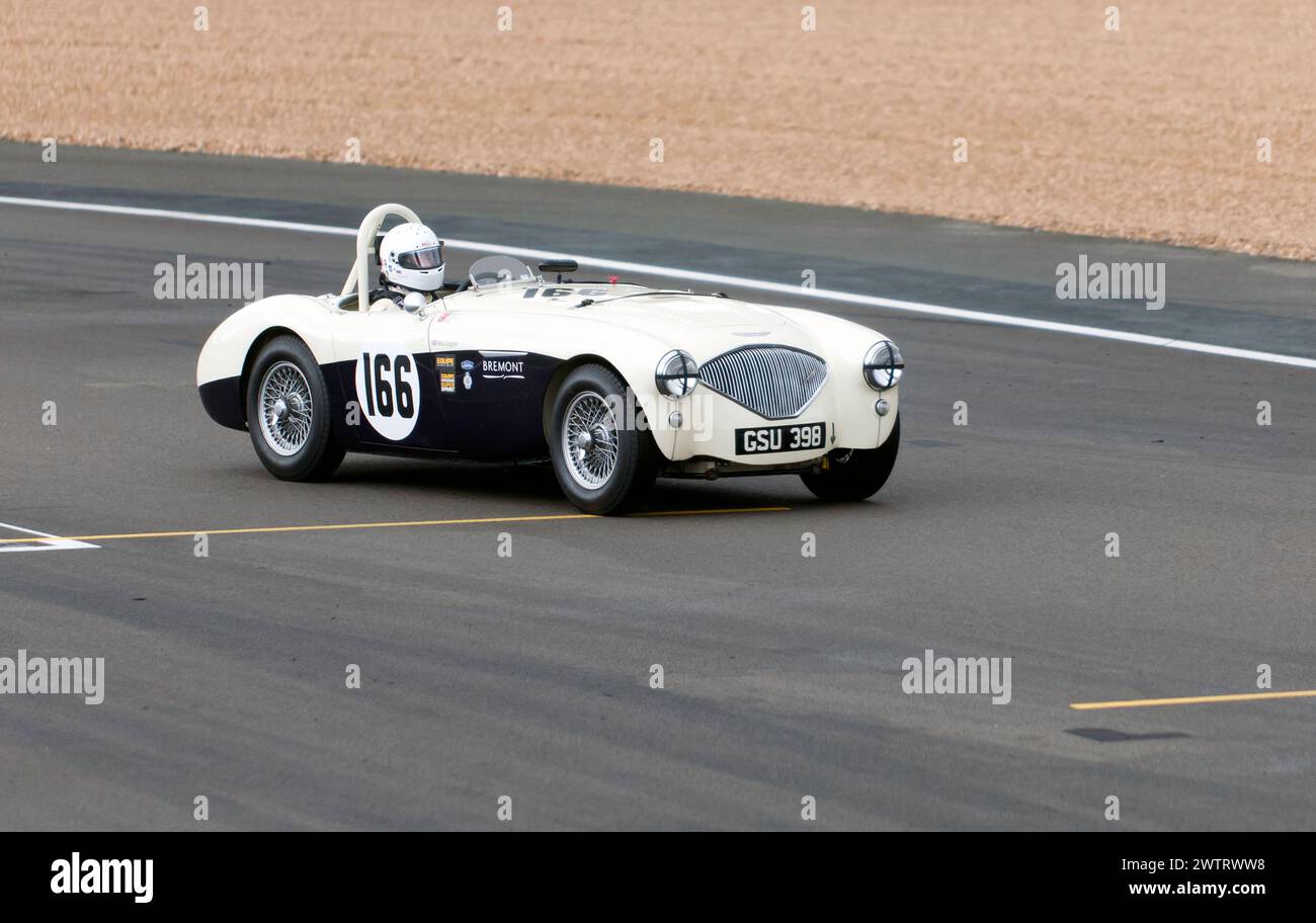 Nick English fuhr sein White, 1955, Austin-Healey 100, während der MRL RAC Woodcote Trophy, 2023 beim Silverstone Festival Stockfoto