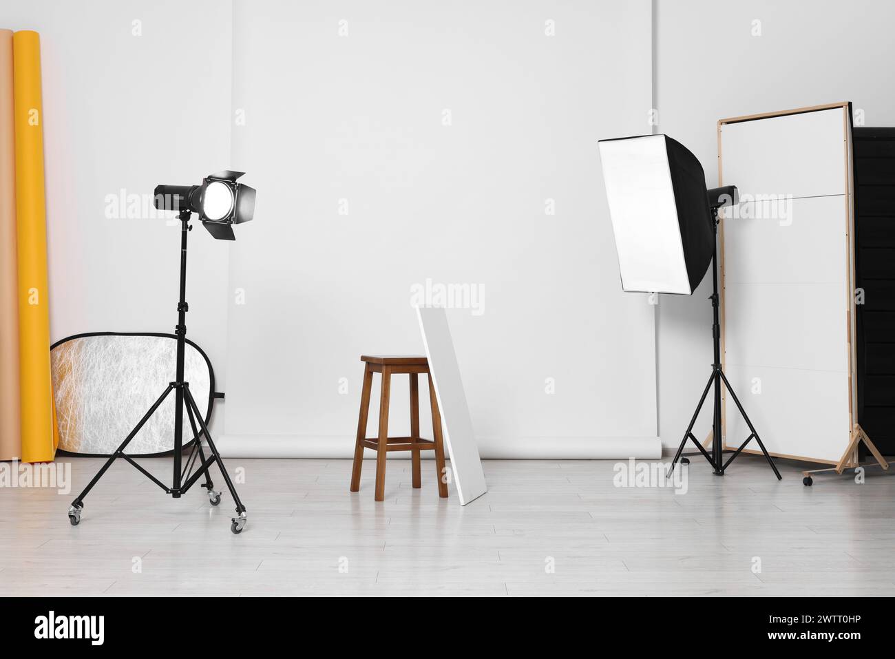 Verschiedene Fotohintergründe, Hocker und professionelle Beleuchtungsgeräte im Studio Stockfoto