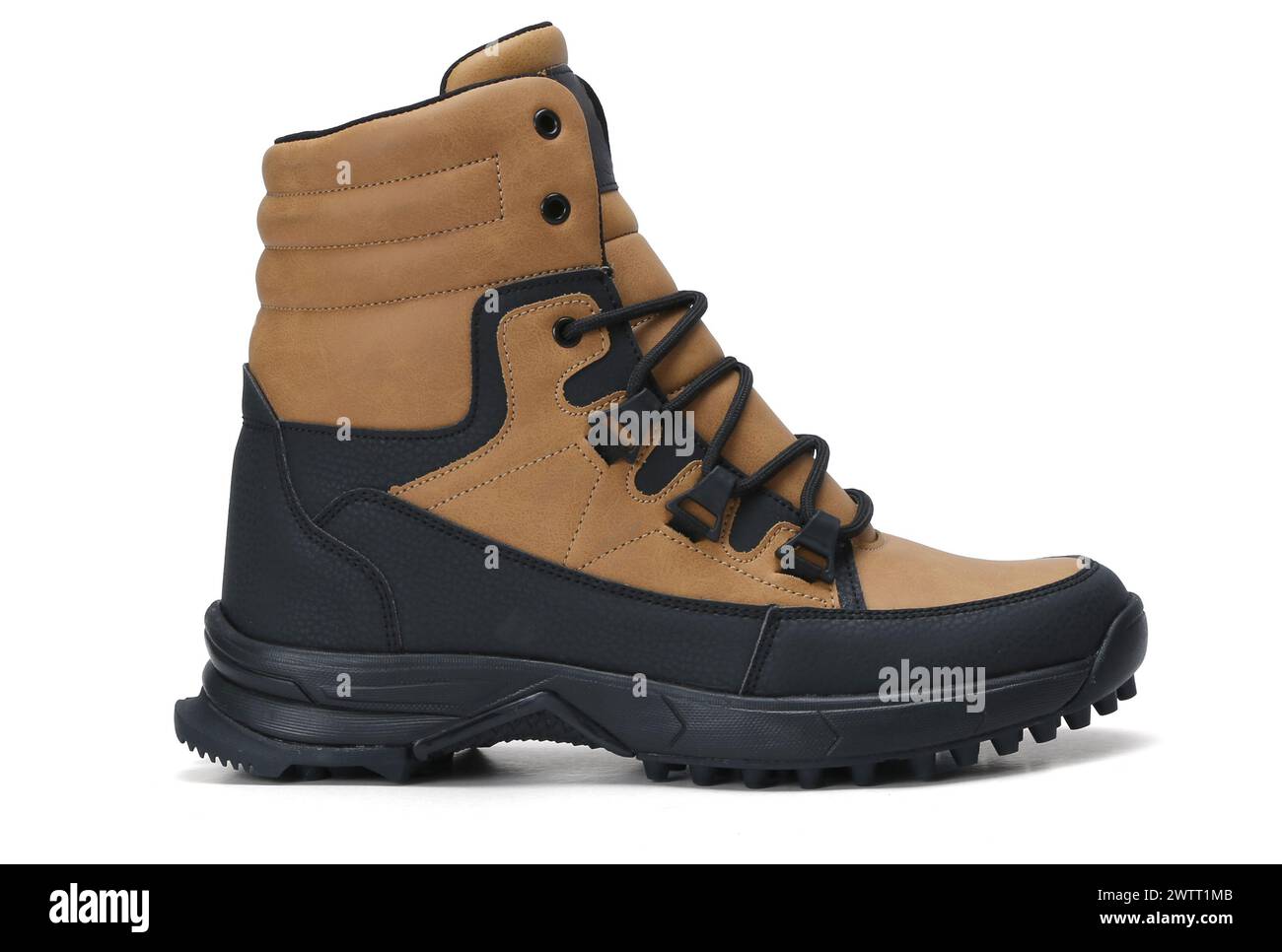 Braune und schwarze Bikerstiefel isoliert auf weißem Hintergrund Stockfoto