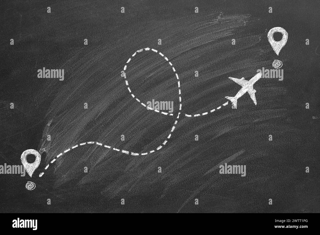 Flugzeuglinien-Pfadzeichnung auf Tafel. Flugzeugsymbol mit Flugroute. Routenlinie für den Reiseteil, Flugbahn für den Reisetag. Gestrichelte Linie mit Wellung oder Schleife. T Stockfoto