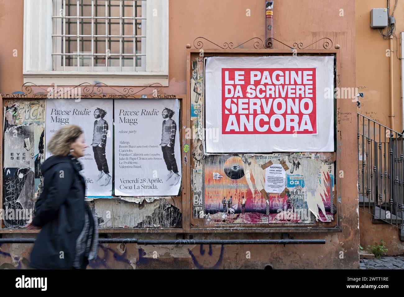 Poster mit der Aufschrift „die zu schreibenden Seiten sind noch nötig“ ist der Slogan des unabhängigen Magazins „Scomodo“. Trastevere Street. Rom, Italien Stockfoto
