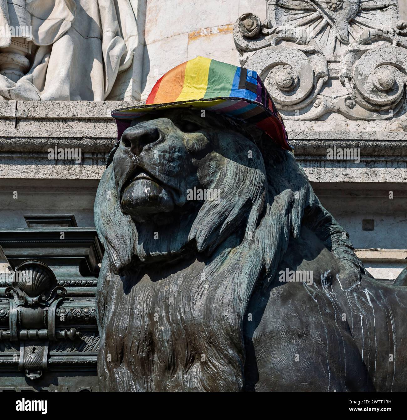 Place de la Republique Square, Schwulenstolz. Löwenstatue mit Regenbogenhut. Paris, Frankreich, Europa, EU Stockfoto