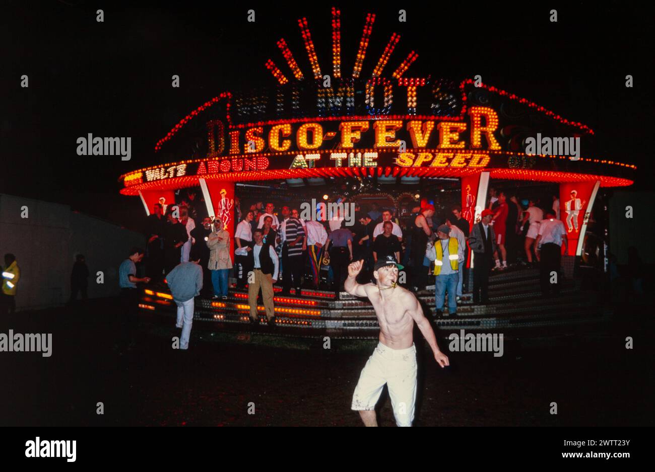 Eine Tänzerin vor Walzer bei einem Outdoor-Rave aus den 1990er Jahren in Zentral-Schottland Stockfoto