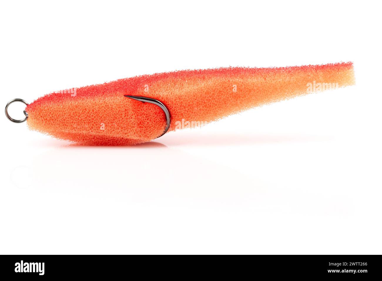Hausgemachter künstlicher Fischköder aus Polyurethanschaum, isoliert auf weißem Hintergrund Stockfoto