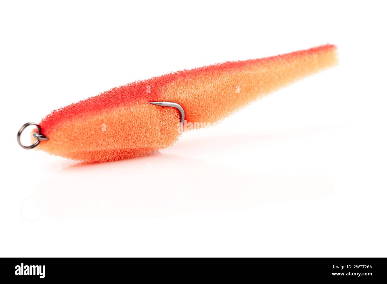 Hausgemachter künstlicher Fischköder aus Polyurethanschaum, isoliert auf weißem Hintergrund Stockfoto