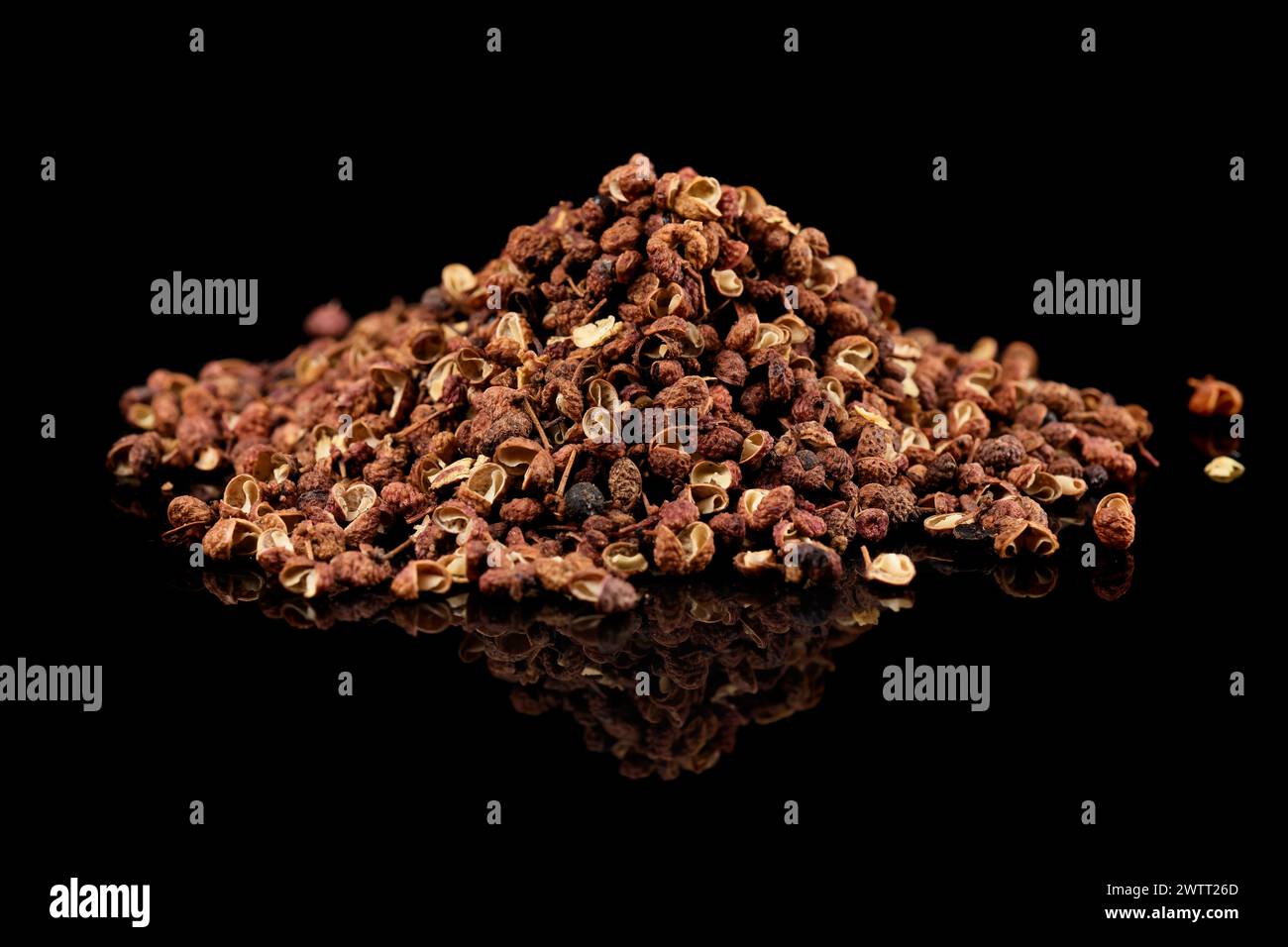 Haufen Sichuan chinesischer Pfeffer isoliert auf schwarzem Hintergrund Stockfoto
