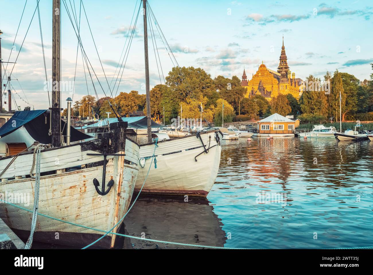 Boot vor Anker auf Strandvägen mit Djurgarden und nordischem Museum im Hintergrund, Stockholm Stockfoto