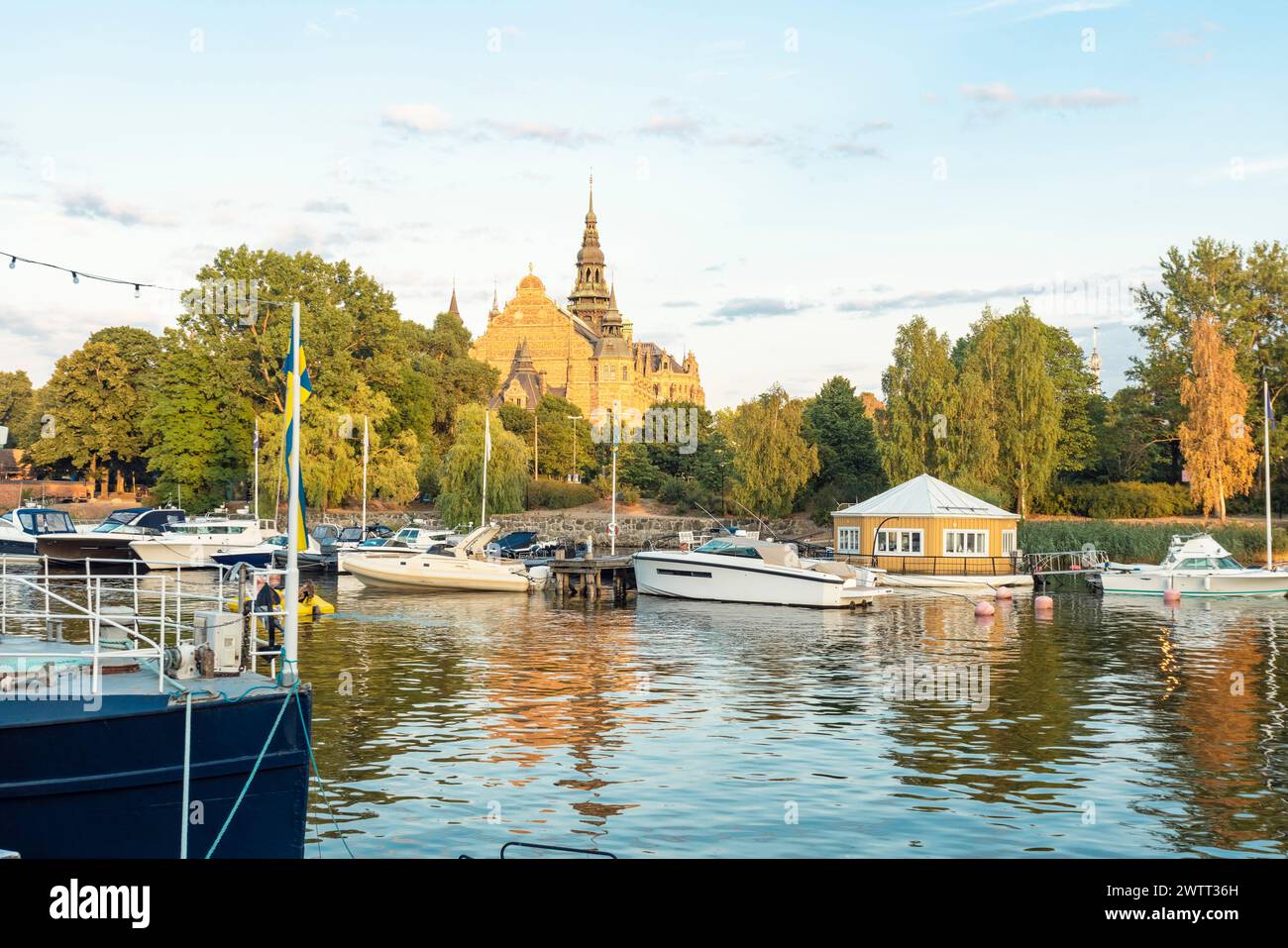 Boot vor Anker auf Strandvägen mit Djurgarden und nordischem Museum im Hintergrund, Stockholm Stockfoto