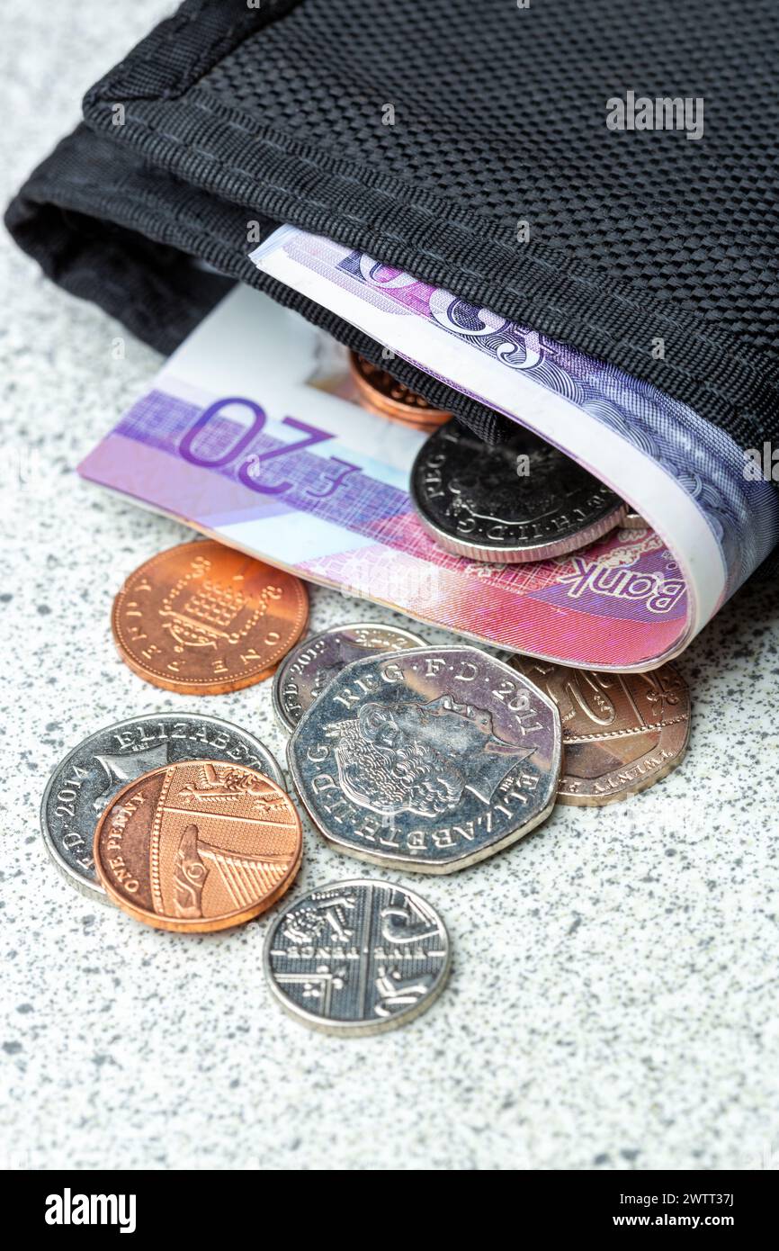 Eine Geldbörse und schottische 20-Pfund-Banknoten und -Münzen Stockfoto