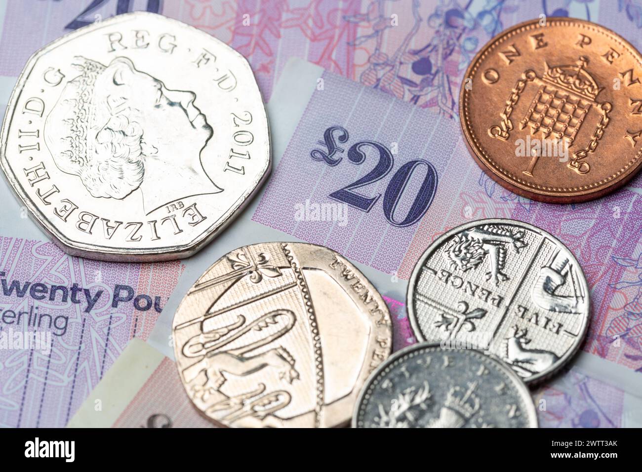 Eine britische £20-Note und Münzen Stockfoto