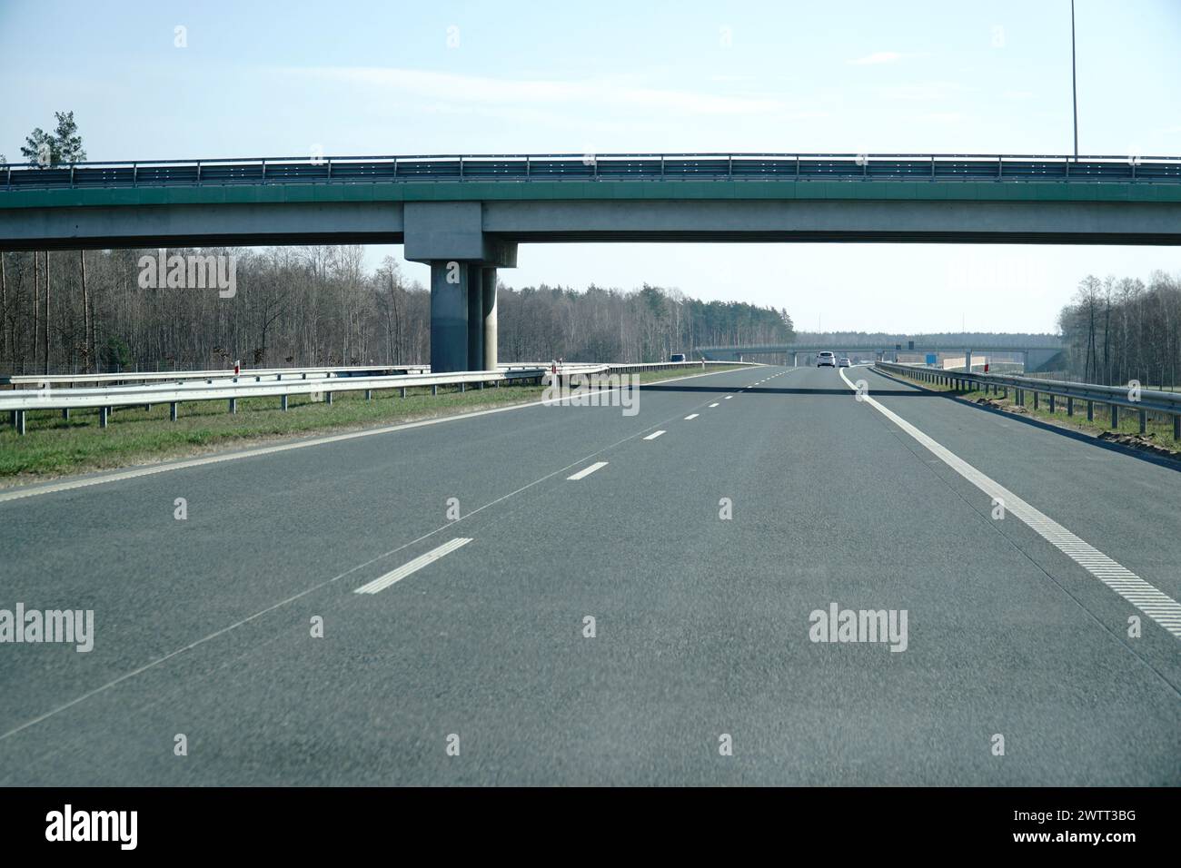 Fahren auf einer Autobahn – aus Sicht des Fahrers Stockfoto