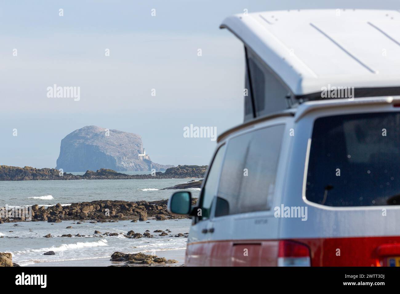 Ein Wohnmobil mit Blick auf Bass Rock, North Berwick, Schottland Stockfoto