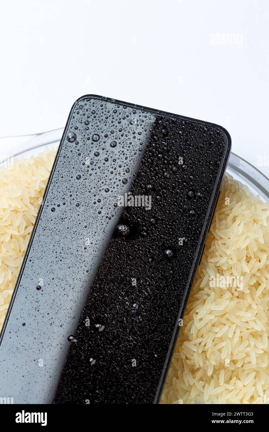 Reis kann zum Trocknen eines nassen elektronischen Geräts verwendet werden Stockfoto