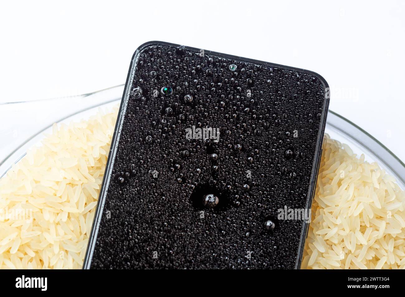 Reis kann zum Trocknen eines nassen elektronischen Geräts verwendet werden Stockfoto