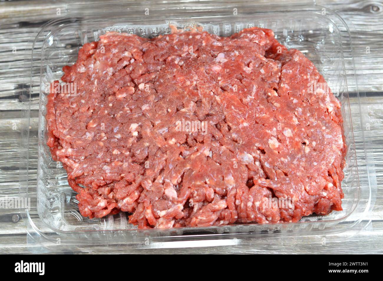 Hackfleisch oder Hackfleisch, Fleisch, das mit einem Messer, einem Fleischwolf, einer Hackmaschine oder einer Hackmaschine fein gehackt wird, wird in vielen Rezepten einschließlich Hamburger verwendet Stockfoto