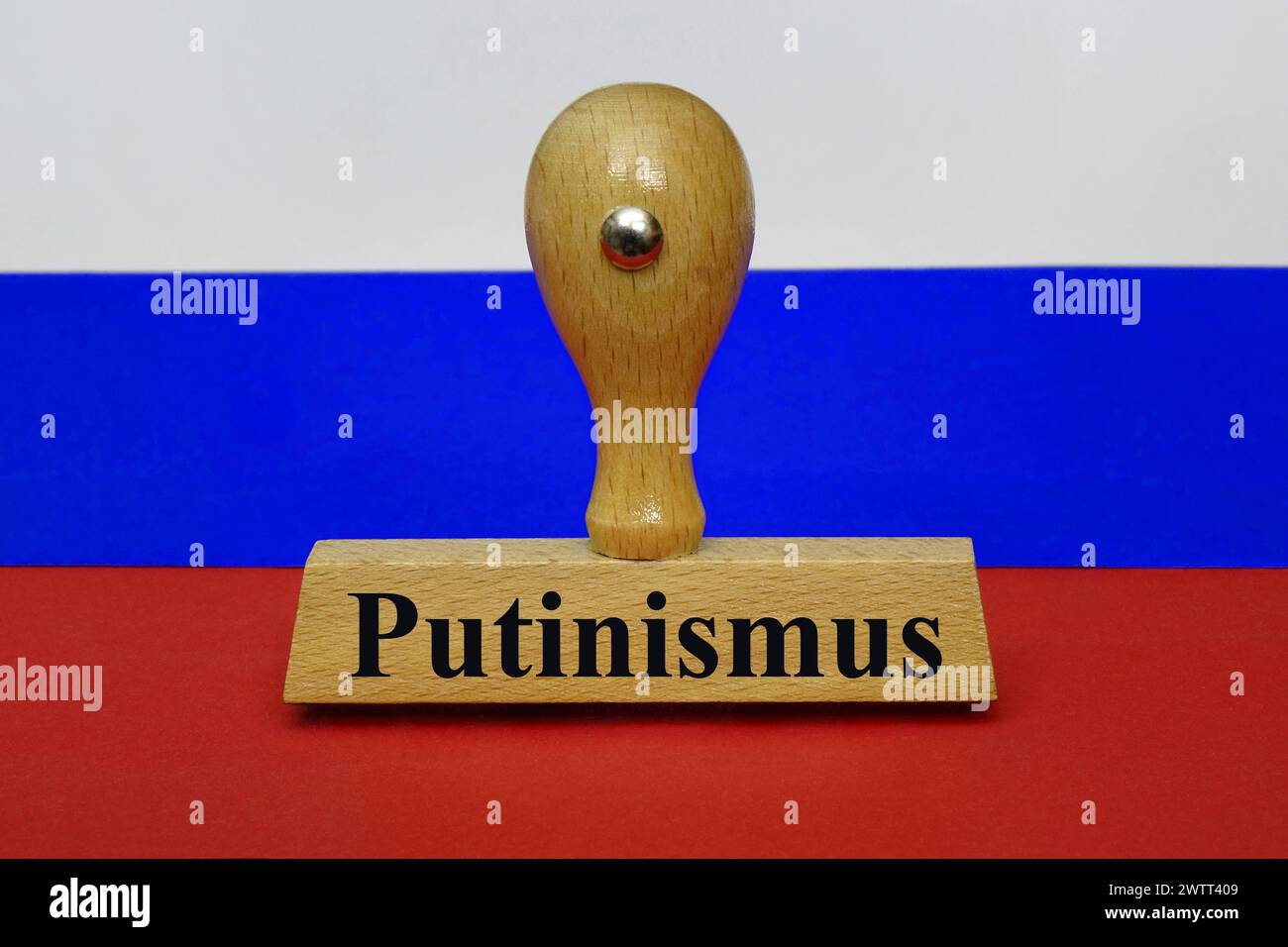 russische Flagge mit Stempel und Putinismus, 19.03.2024, Borkwalde, Brandenburg, ein Stempel steht auf einer russischen Flagge mit dem Schriftzug Putinismus. *** Russische Flagge mit Stempel und Putinismus Russische Flagge mit Stempel und Putinismus, 19 03 2024, Borkwalde, Brandenburg, Ein Stempel befindet sich auf einer russischen Flagge mit der Aufschrift Putinismus Stockfoto