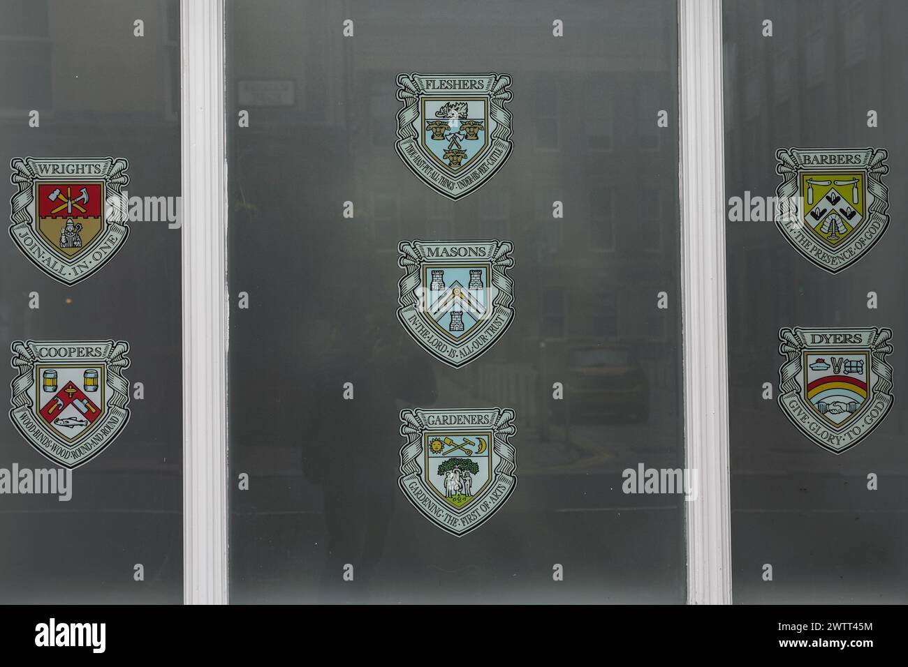 Die Wappen der vierzehn Inkorporationen sind an einem Fenster des Trades House of Glasgow, Glasgow, Schottland, zu sehen. Stockfoto
