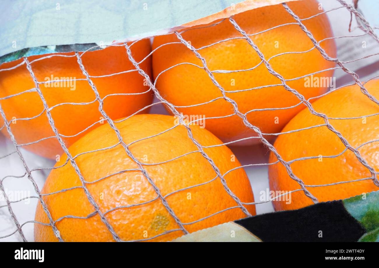 Große Orangen in Fadenverpackungen Stockfoto