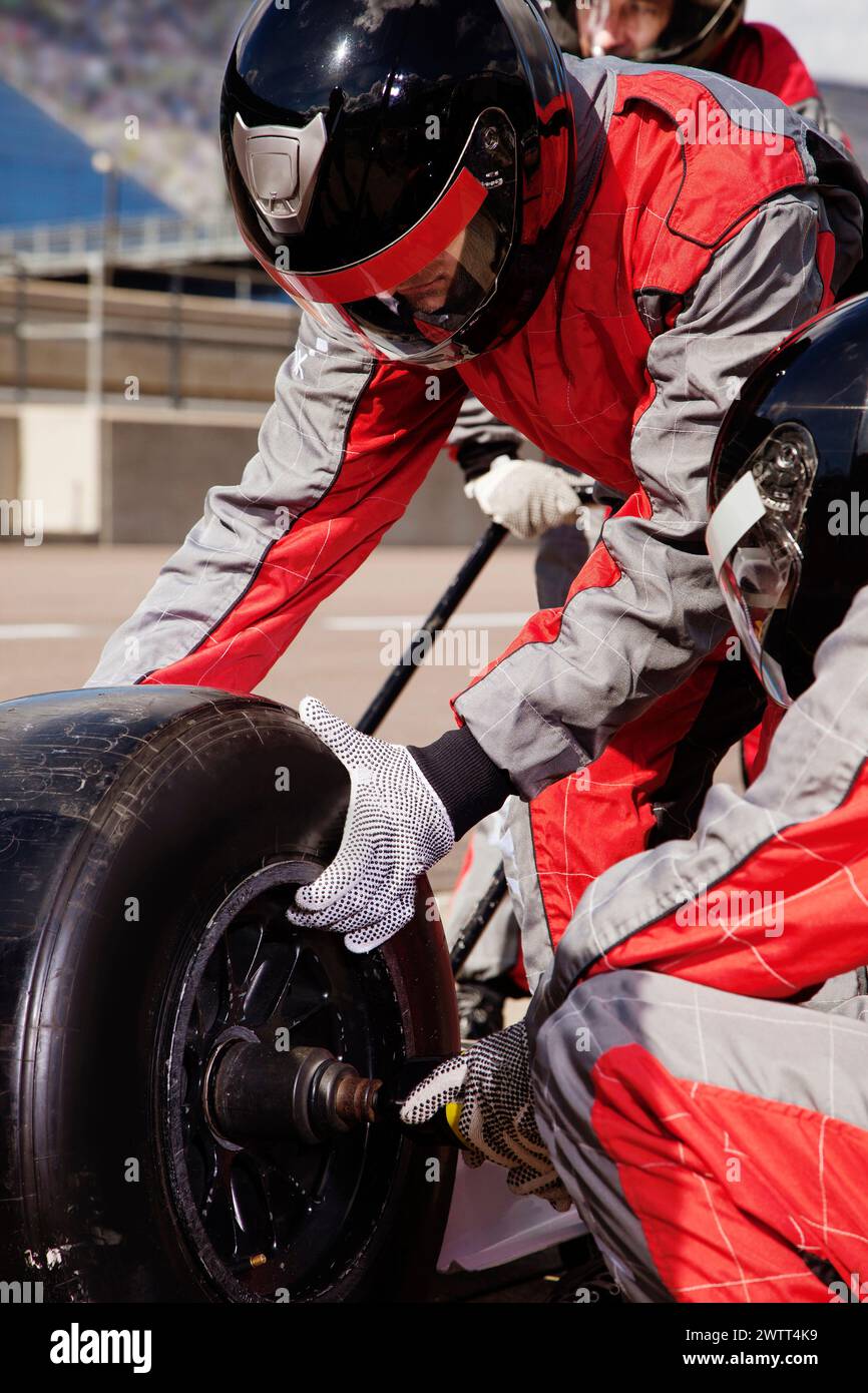 Boxencrew in Aktion während eines Motorsport-Rennens. Stockfoto