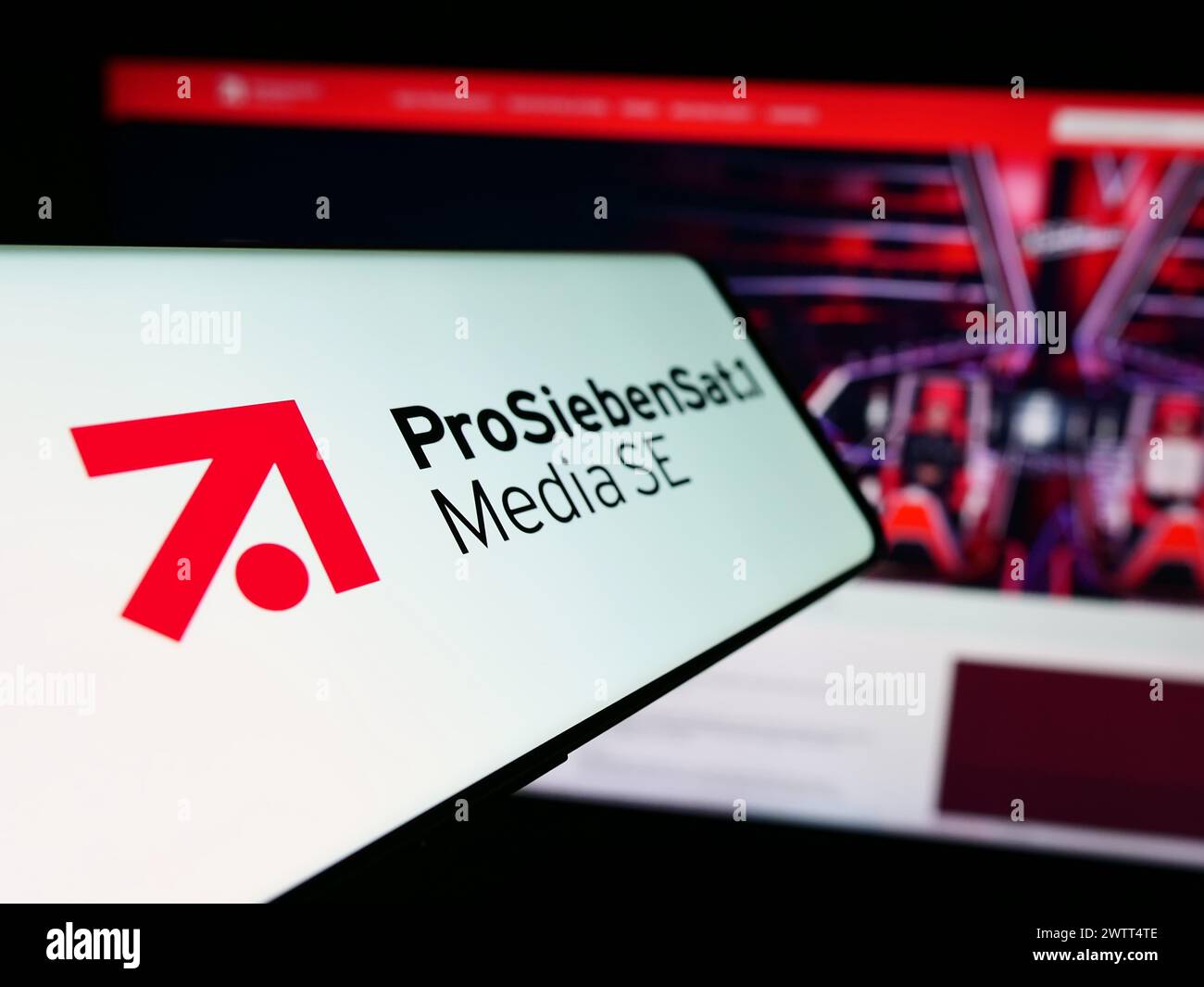 Mobiltelefon mit Logo der deutschen Fernsehgesellschaft ProSiebenSat.1 Media SE vor der Business-Website. Fokussieren Sie sich auf die linke Mitte des Telefondisplays. Stockfoto