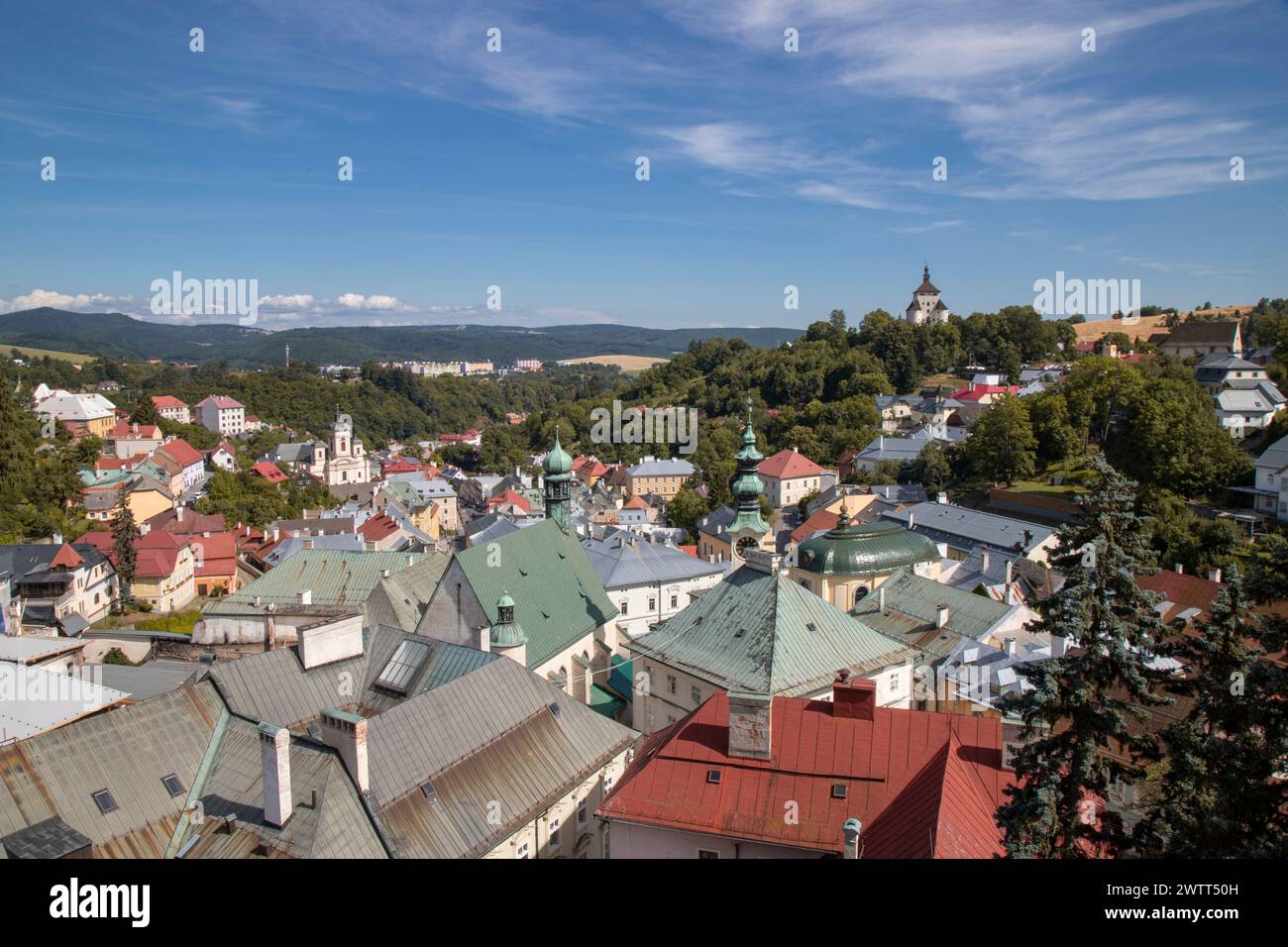 Einige Stadtdächer mit Bergkulisse in Banska Stiavnica in der Slowakei Stockfoto