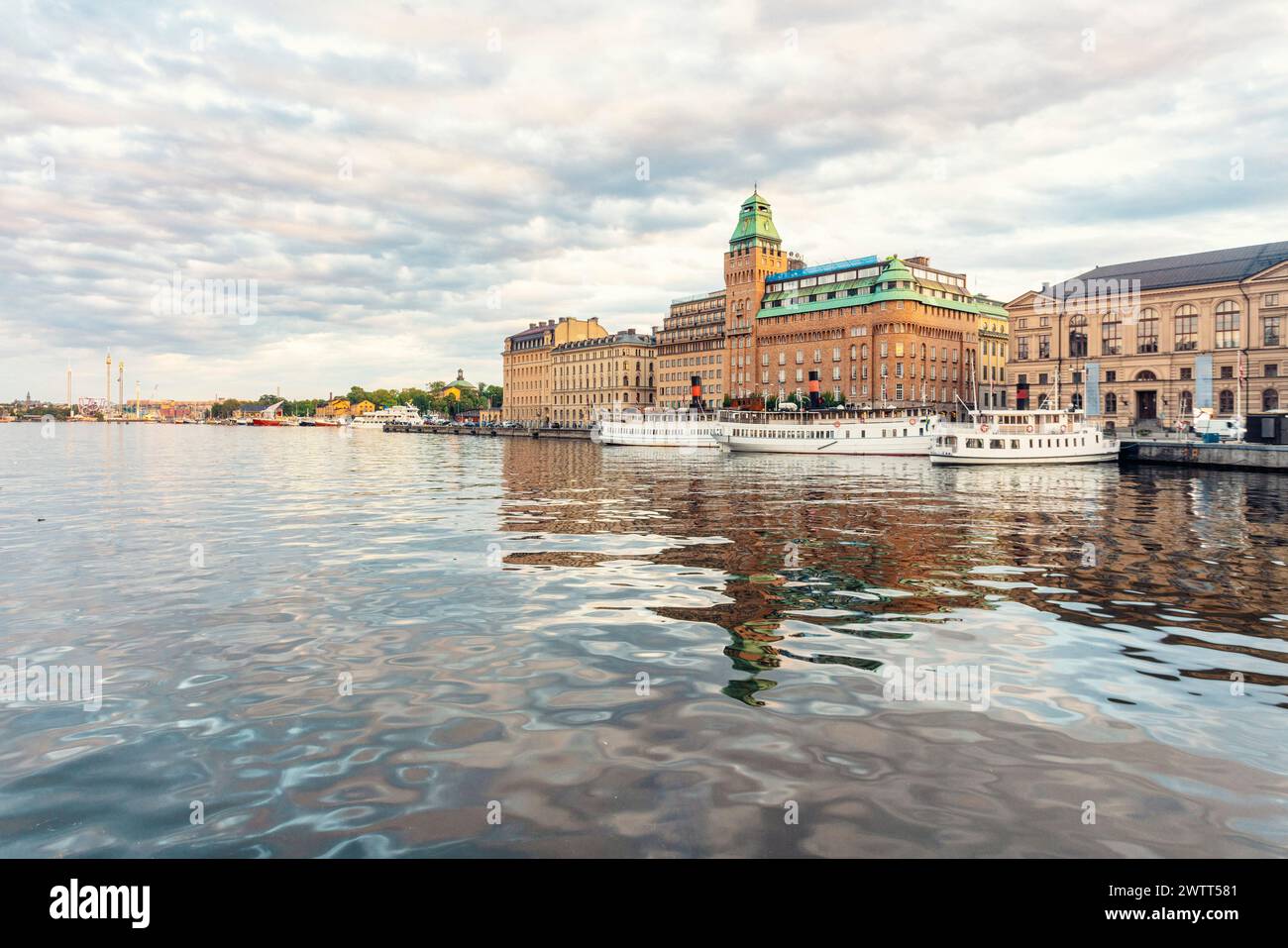 Nybroviken Bucht im Zentrum von Stockholm mit Booten und Luxushotels im Hintergrund im Sommer Stockfoto