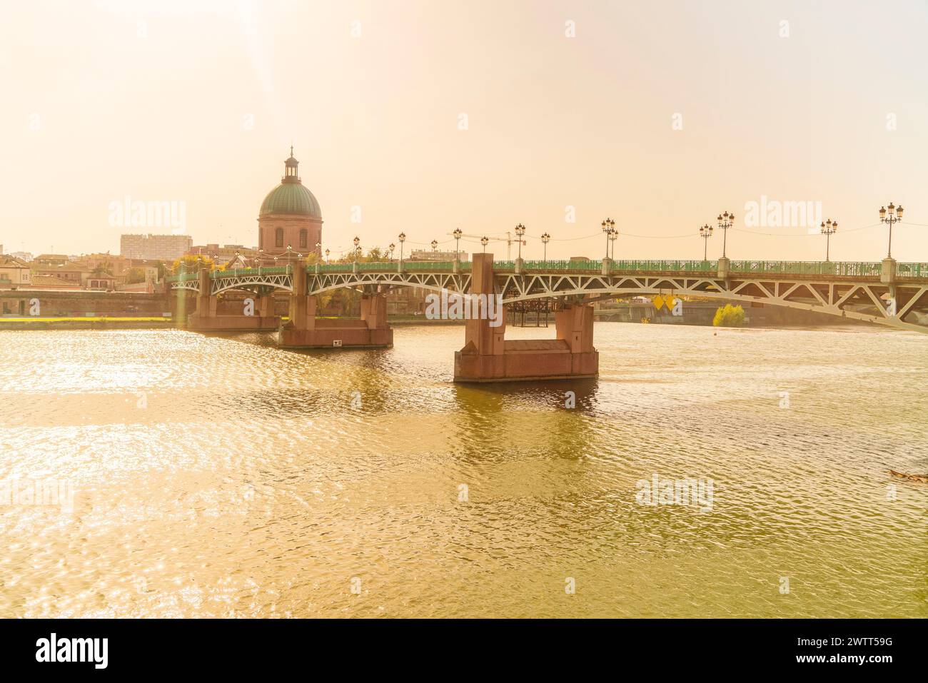 Der Fluss Garonne mit historischem Wahrzeichen Dôme de La Grave vor Sonnenuntergang, Frankreich Stockfoto