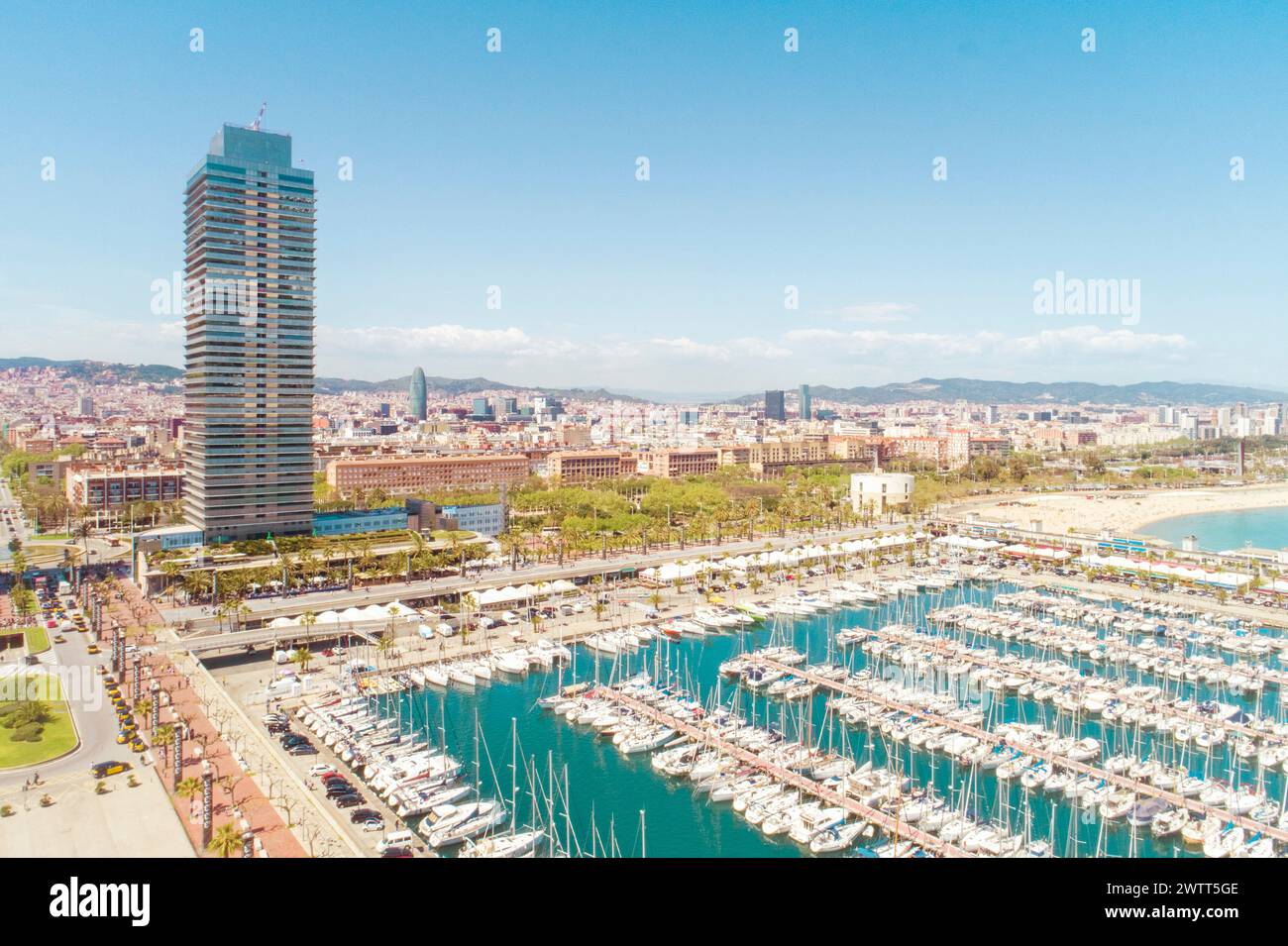 Der Port Olympic ist ein Yachthafen in Barcelona, östlich des Hafens von Barcelona Stockfoto